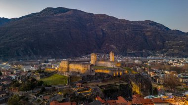 Castelgrande, Switzerland ile Bellinzona 'nın gün batımı manzarası.