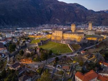 Castelgrande, Switzerland ile Bellinzona 'nın gün batımı manzarası.