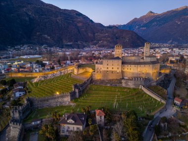 Castelgrande, Switzerland ile Bellinzona 'nın gün batımı manzarası.