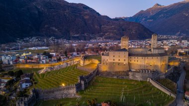 Castelgrande, Switzerland ile Bellinzona 'nın gün batımı manzarası.