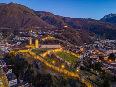 Castelgrande, Castello di Montebello ve Sasso Corbaro şatosuyla gün batımı manzarası.