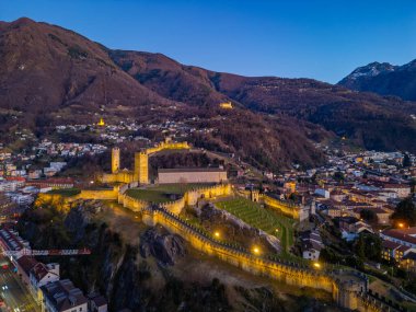 Castelgrande, Castello di Montebello ve Sasso Corbaro şatosuyla gün batımı manzarası.