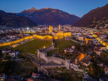 Castelgrande, Switzerland ile Bellinzona 'nın gün batımı manzarası.