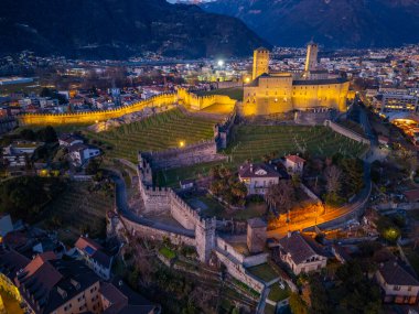 Castelgrande, Switzerland ile Bellinzona 'nın gün batımı manzarası.