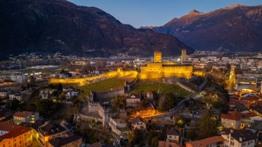 Castelgrande, Switzerland ile Bellinzona 'nın gün batımı manzarası.