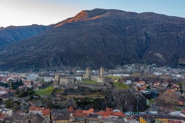 Castelgrande, Switzerland ile Bellinzona 'nın gün batımı manzarası.