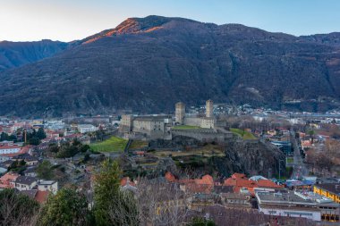 Castelgrande, Switzerland ile Bellinzona 'nın gün batımı manzarası.