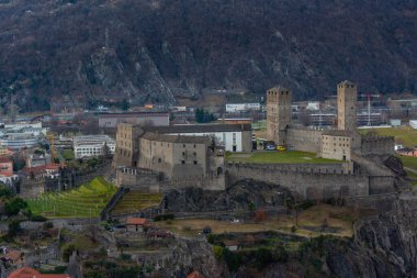 Castelgrande, Switzerland ile Bellinzona 'nın gün batımı manzarası.