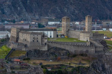 Castelgrande, Switzerland ile Bellinzona 'nın gün batımı manzarası.