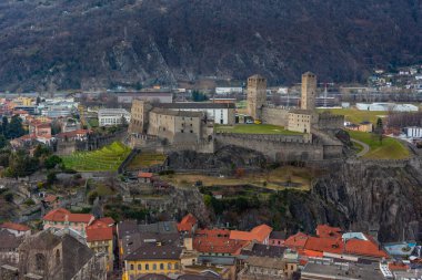 Castelgrande, Switzerland ile Bellinzona 'nın gün batımı manzarası.