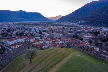 İsviçre 'deki Bellinzona' nın günbatımı manzarası.