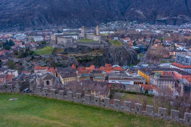 Castelgrande, Switzerland ile Bellinzona 'nın gün batımı manzarası.