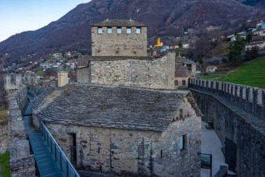 İsviçre 'deki Bellinzona' nın günbatımı manzarası.