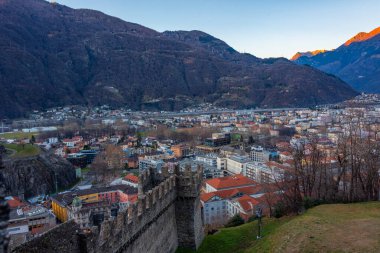 İsviçre 'deki Bellinzona' nın günbatımı manzarası.