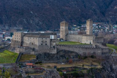 Castelgrande, Switzerland ile Bellinzona 'nın gün batımı manzarası.