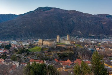 Castelgrande, Switzerland ile Bellinzona 'nın gün batımı manzarası.