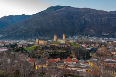 Castelgrande, Switzerland ile Bellinzona 'nın gün batımı manzarası.