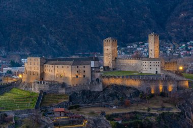 Castelgrande, Switzerland ile Bellinzona 'nın gün batımı manzarası.