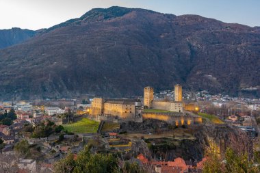 Castelgrande, Switzerland ile Bellinzona 'nın gün batımı manzarası.