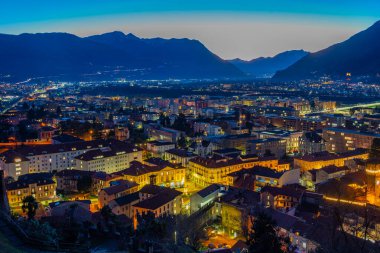 İsviçre 'deki Bellinzona' nın günbatımı manzarası.