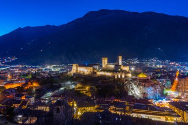 Castello di Montebello 'nun İsviçre Bellinzona' daki avlusunun gün batımı manzarası.
