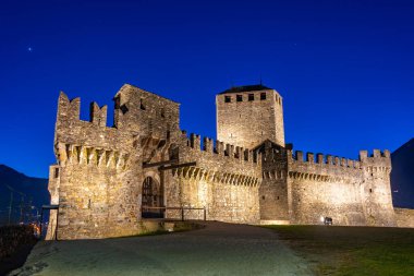Castello di Montebello 'nun İsviçre Bellinzona' daki avlusunun gün batımı manzarası.