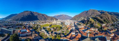 Castelgrande ve Castello di Montebello ile Bellinzona 'nın Panorama manzarası.
