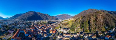 Castelgrande ve Castello di Montebello ile Bellinzona 'nın Panorama manzarası.