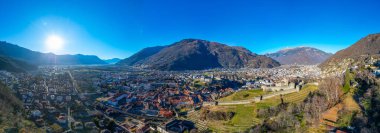 Castelgrande ve Castello di Montebello ile Bellinzona 'nın Panorama manzarası.