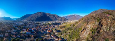 Castelgrande ve Castello di Montebello ile Bellinzona 'nın Panorama manzarası.