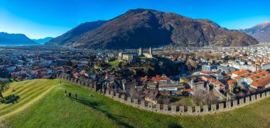 Castelgrande, İsviçre ile Bellinzona 'nın Panorama Manzarası.