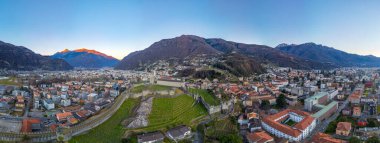 Castelgrande, Castello di Montebello ve Sasso Corbaro şatosuyla gün batımı manzarası.