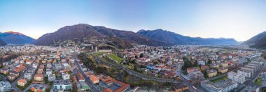 Castelgrande, Castello di Montebello ve Sasso Corbaro şatosuyla gün batımı manzarası.