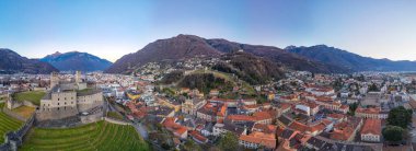 Castelgrande, Castello di Montebello ve Sasso Corbaro şatosuyla gün batımı manzarası.