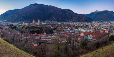 Castelgrande, Switzerland ile Bellinzona 'nın gün batımı manzarası.