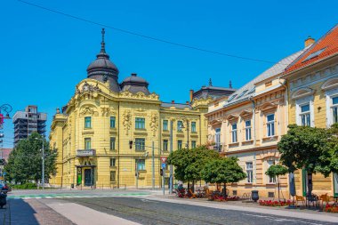 Slovakya 'nın Kosice kentindeki Doğu Slovakya Müzesi' nin sarı binası.
