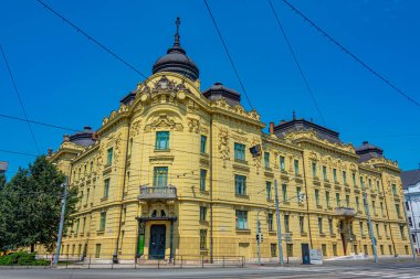 Slovakya 'nın Kosice kentindeki Doğu Slovakya Müzesi' nin sarı binası.