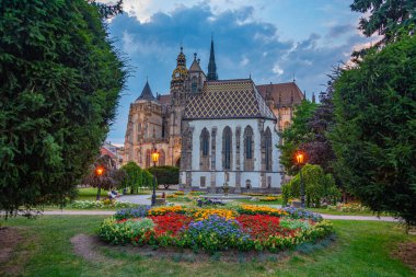 Kosice, Slovakya 'daki Saint Elisabeth Katedrali ve Saint Michael Şapeli' nin günbatımı manzarası.