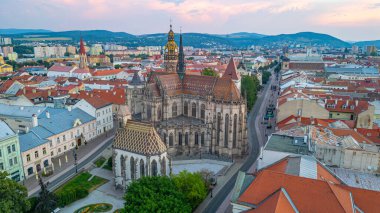 Kosice manzaralı Aziz Elisabeth Katedrali ve Slovakya 'nın Kosice kentinde Aziz Michael Şapeli.