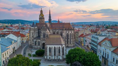 Kosice manzaralı Aziz Elisabeth Katedrali ve Slovakya 'nın Kosice kentinde Aziz Michael Şapeli.