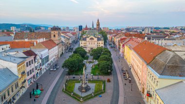 Slovakya 'nın Kosice kentindeki ana meydanın ve ulusal tiyatronun gündoğumu manzarası.