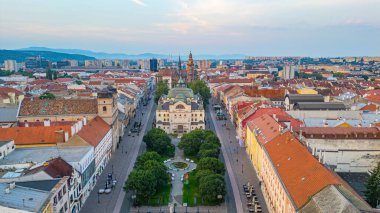Slovakya 'nın Kosice kentindeki ana meydanın ve ulusal tiyatronun gündoğumu manzarası.