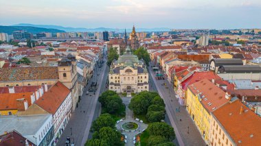 Slovakya 'nın Kosice kentindeki ana meydanın ve ulusal tiyatronun gündoğumu manzarası.