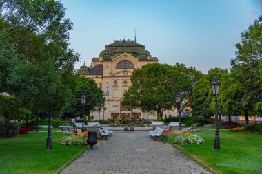 Slovakya 'nın Kosice kentindeki ulusal tiyatronun gün doğumu manzarası.