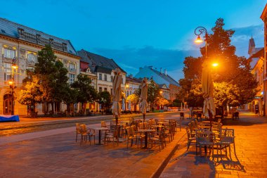 Kosice, Slovakya 'daki Ana Meydan ve Ulusal Tiyatro' nun gün batımı manzarası.