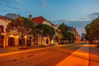 Kosice, Slovakya 'daki Ana Meydan ve Ulusal Tiyatro' nun gün batımı manzarası.