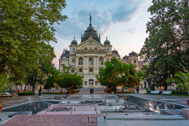 Slovakya 'nın Kosice kentindeki ulusal tiyatronun gün doğumu manzarası.