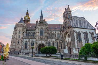 Kosice, Slovakya 'daki Saint Elisabeth Katedrali ve Saint Michael Şapeli' nin günbatımı manzarası.