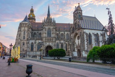 Kosice, Slovakya 'daki Saint Elisabeth Katedrali ve Saint Michael Şapeli' nin günbatımı manzarası.