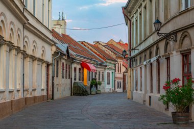 Slovakya 'nın Kosice kentindeki tarihi evlerin gün doğumu manzarası.